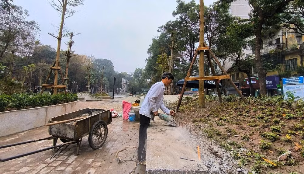 Vườn hoa Vạn Xuân đang được "gọt" bớt bê-tông và bổ sung cây xanh.