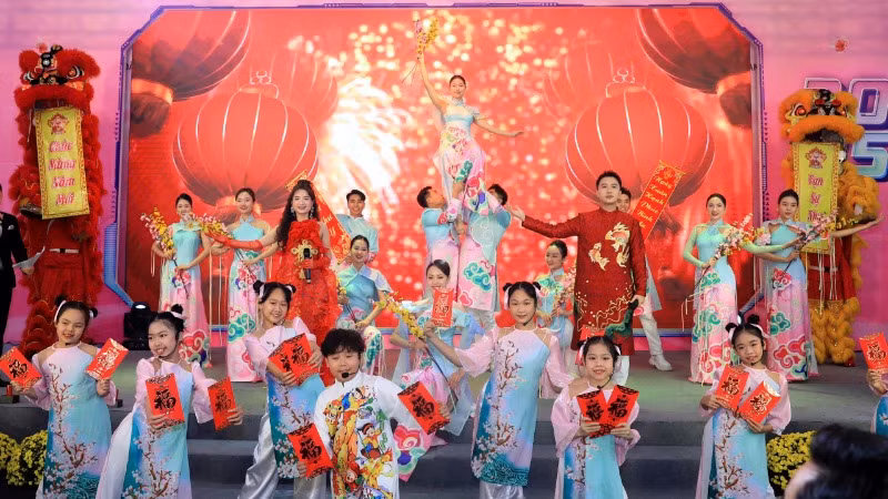 Các tiết mục văn nghệ đem lại không khí rộn ràng trước thềm xuân mới.