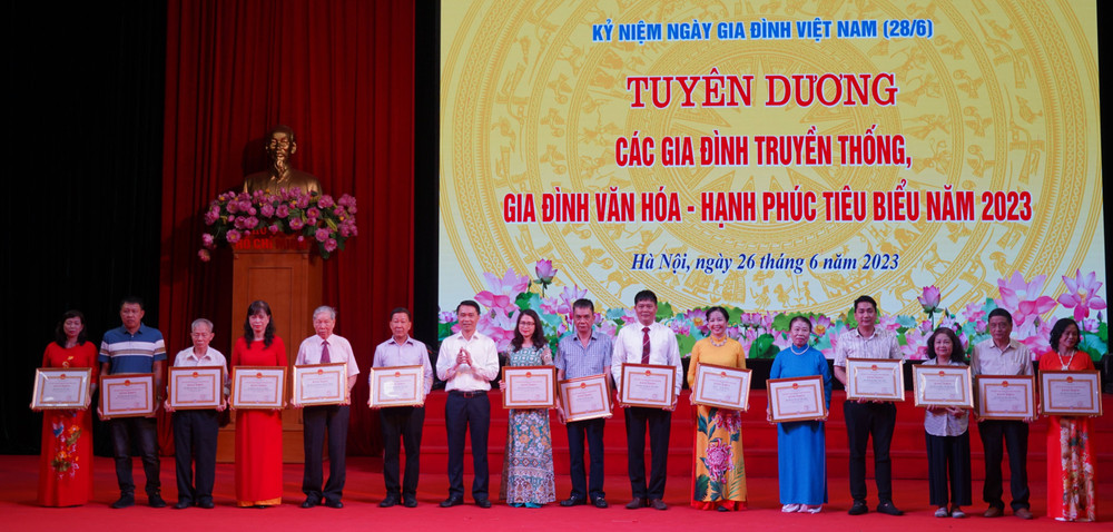 Hà Nội tôn vinh những gia đình giữ gìn nét đẹp văn hóa truyền thống, vun đắp những giá trị gia đình trong cuộc sống.