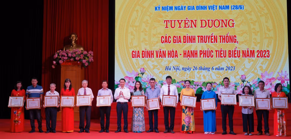 Hà Nội tôn vinh những gia đình giữ gìn nét đẹp văn hóa truyền thống, vun đắp những giá trị gia đình trong cuộc sống.