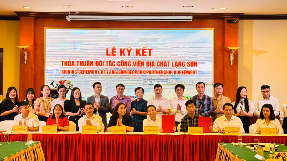 Đại diện các doanh nghiệp du lịch, doanh nghiệp chế biến nông sản ký kết hợp tác với cơ quan quản lý Công viên địa chất Lạng Sơn.