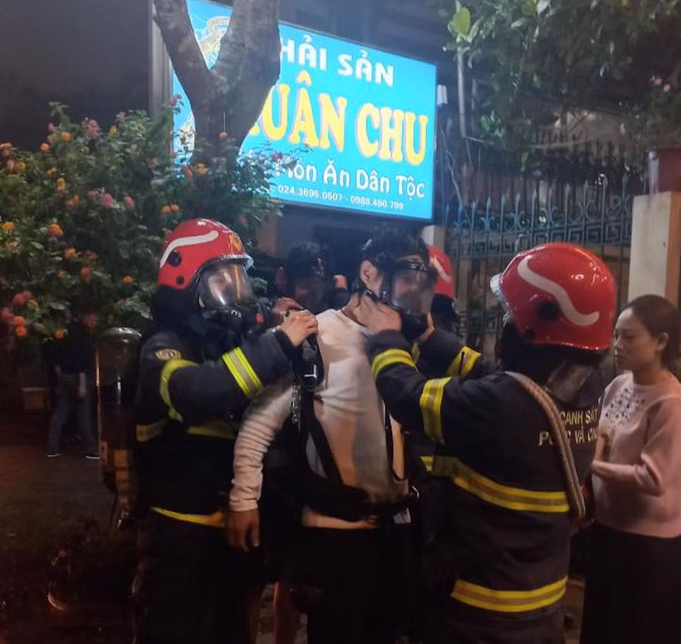 Lực lượng chức năng giải cứu nạn nhân vụ cháy.