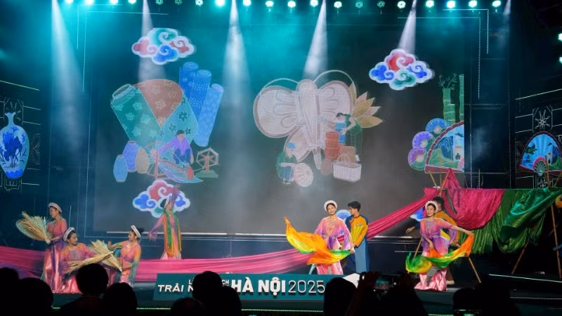 Trình diễn nghệ thuật truyền thống trong đêm khai mạc Lễ hội.