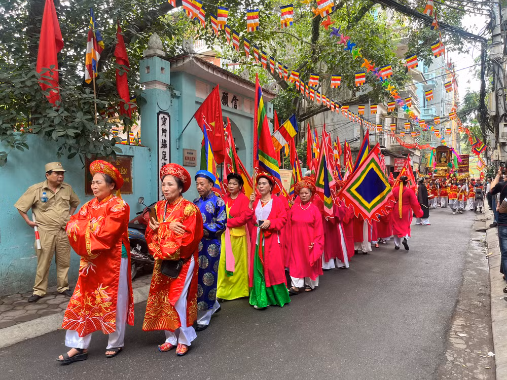 Lễ rước truyền thống tại đền Kim Liên.
