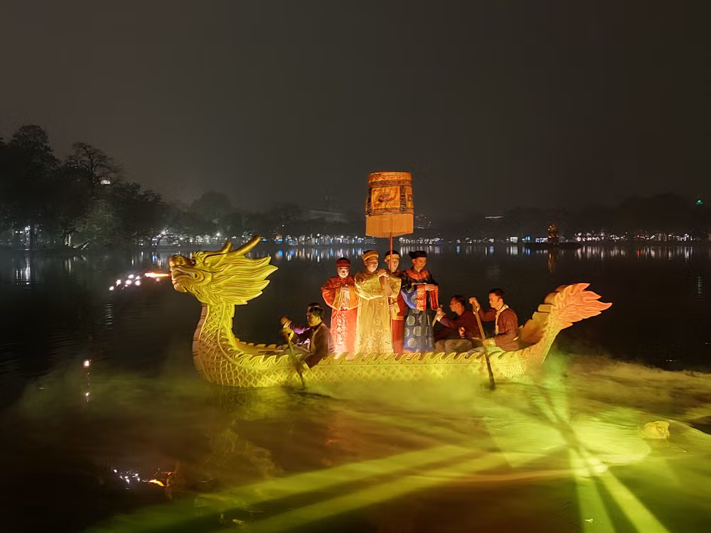 Tour trải nghiệm đêm tại đền Ngọc Sơn là một điểm nhấn của du lịch Hà Nội trong giai đoạn đầu năm 2024.