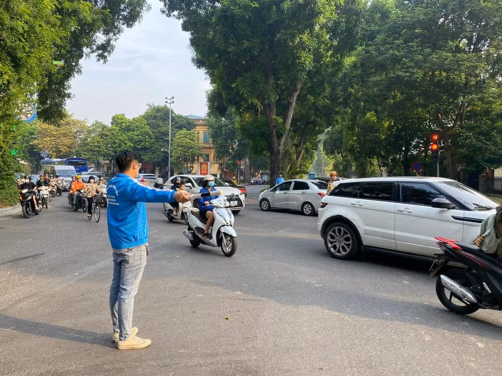 Sinh viên Hà Nội tích cực tham gia các hoạt động tình nguyện gắn với xây dựng nếp sống thanh lịch, văn minh.