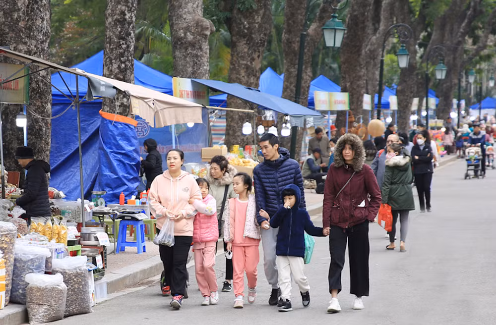 Khách tham quan đến phố đi bộ Trần Nhân Tông. (Ảnh: Nhật Nam)
