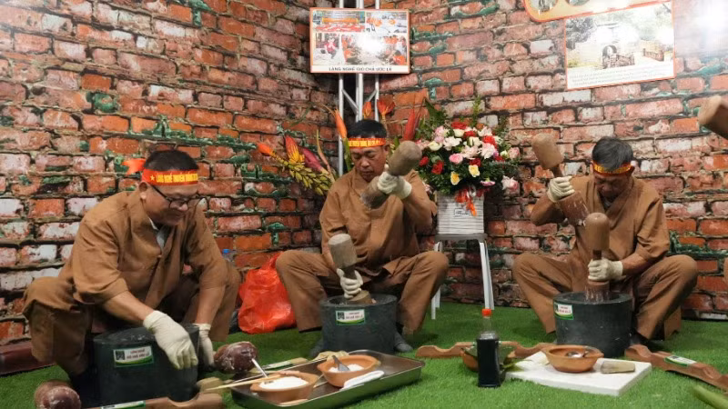 Các nghệ nhân trình diễn giã giò chả tại Lễ hội Văn hóa Ẩm thực Hà Nội 2024.