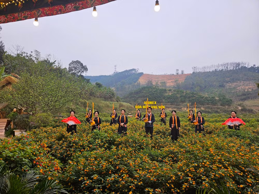 Đồng bào các dân tộc thiểu số Lạng Sơn giới thiệu nét đẹp văn hóa bản địa.