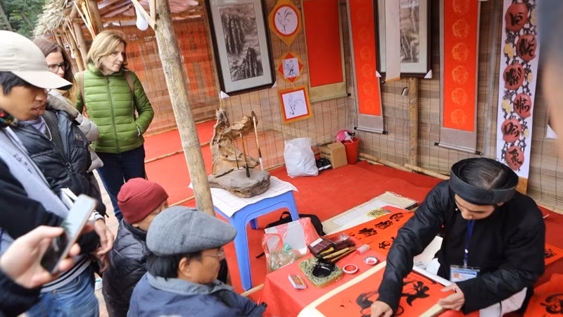 Hội chữ Xuân tại Văn Miếu-Quốc Tử Giám luôn thu hút đông đảo người dân.