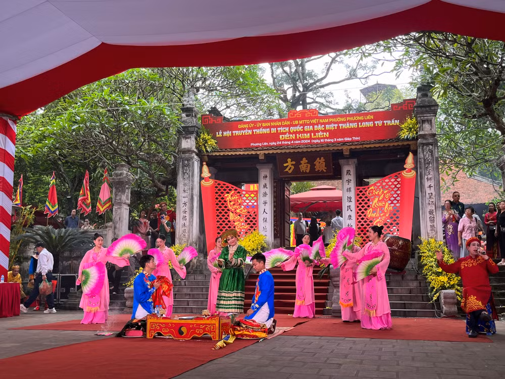 Biểu diễn nghệ thuật truyền thống trong lễ hội.