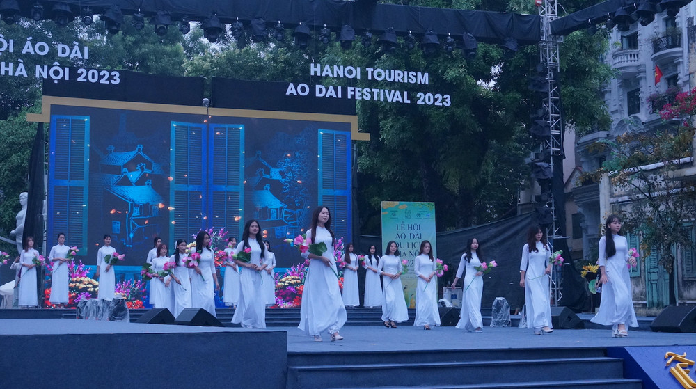 Thiếu nữ Hà thành duyên dáng trong tà áo dài trên sân khấu.
