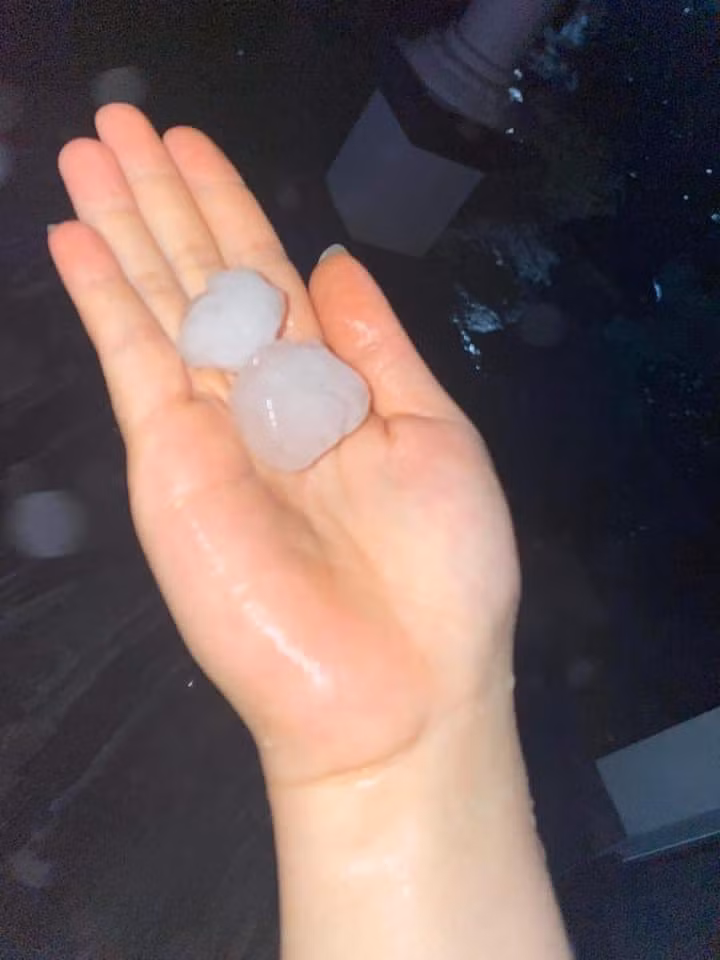 Những hạt mưa đá khá to đã xuất hiện trong cơn giông.