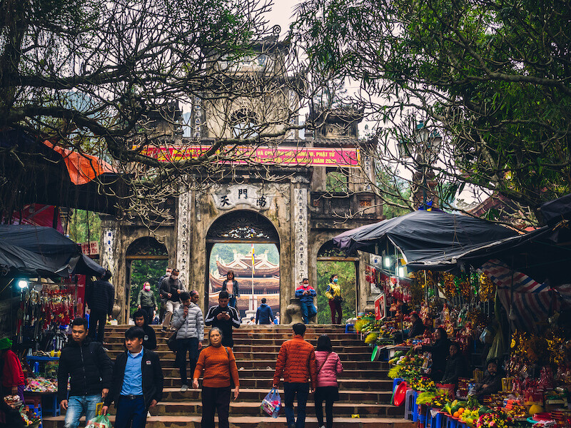 Lễ hội chùa Hương thu hút đông người tham gia và cũng tiềm ẩn nguy cơ phát sinh những vấn đề tiêu cực.
