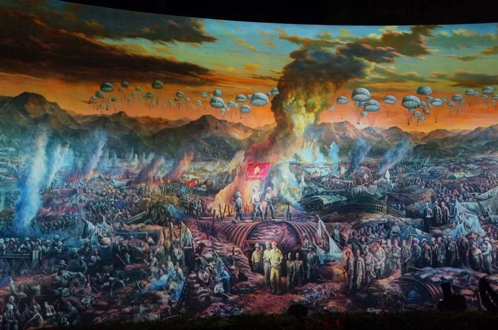 Hình ảnh cờ chiến thắng tung bay trong chiến dịch Điện Biên Phủ được thể hiện sống động.