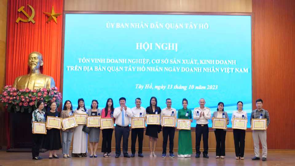 Quận Tây Hồ biểu dương những doanh nghiệp, doanh nhân tiêu biểu trên địa bàn.