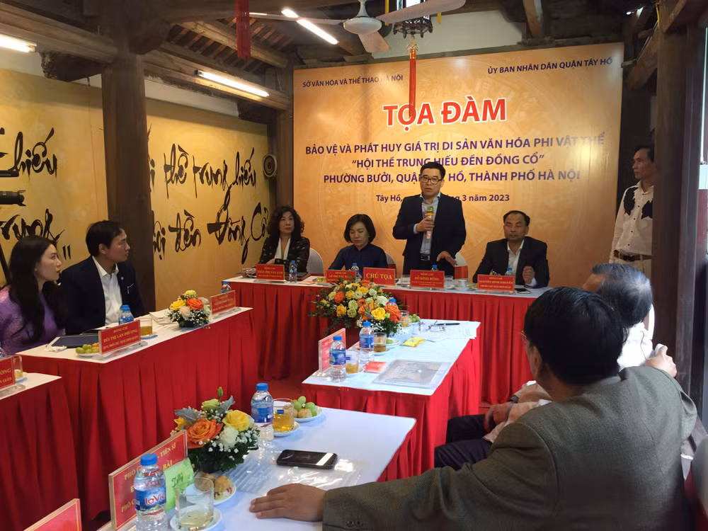 Các đại biểu chia sẻ những ý kiến đóng góp về bảo tồn, phát huy giá trị Hội thề trung hiếu.