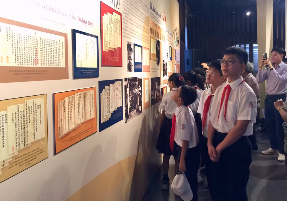 Các em học sinh tìm hiểu tư liệu về Trung thu xưa.