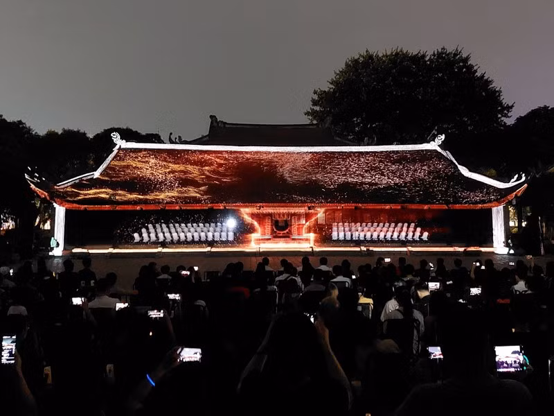 Tour đêm tại Văn Miếu-Quốc Tử Giám thu hút đông đảo khách du lịch.