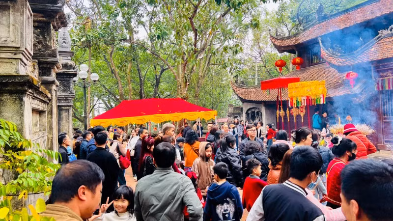 Đông đảo khách thập phương đến với lễ hội nhưng an ninh trật tự được bảo đảm.