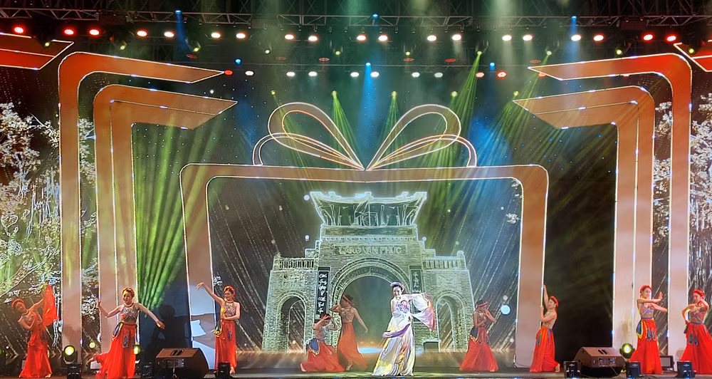 Đêm khai mạc diễn ra với nhiều tiết mục văn nghệ đặc sắc.