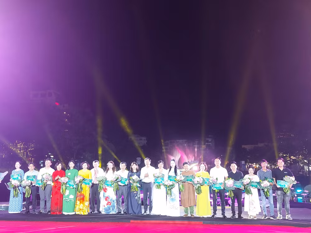 Ban tổ chức trao chứng nhận cho những tập thể, cá nhân có nhiều đóng góp trong tổ chức Lễ hội Sen Hà Nội 2024.