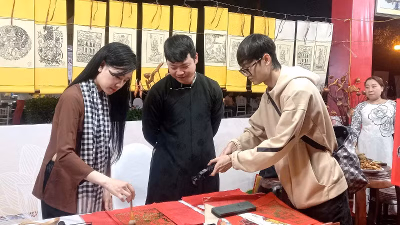 Khách du lịch tham gia trải nghiệm tại lễ hội.