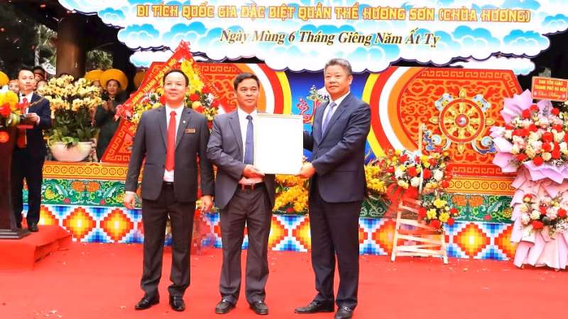 Quần thể danh thắng Hương Sơn (huyện Mỹ Đức, Hà Nội) được công nhận là Khu du lịch cấp thành phố.