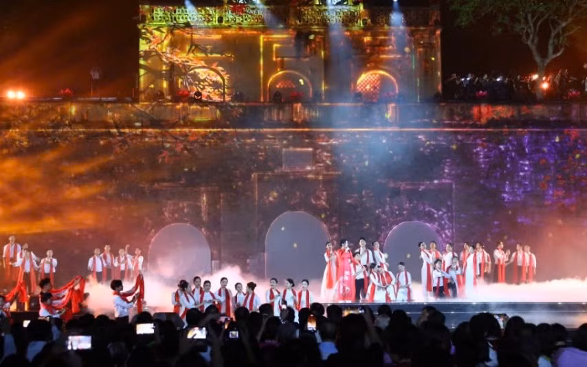 Công chúng Thủ đô được hoà mình vào những tiết mục văn nghệ xúc động và tự hào.