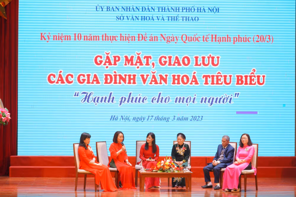 Các gia đình văn hóa tiêu biểu chia sẻ kinh nghiệm về xây dựng gia đình hạnh phúc.