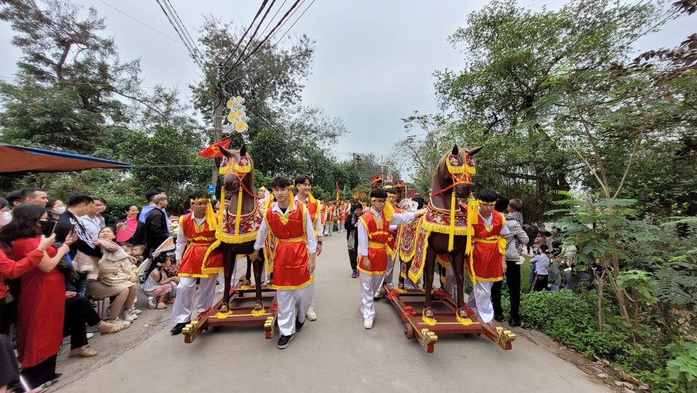 Lễ hội Cổ Loa diễn ra trong sự phấn khởi của người dân.