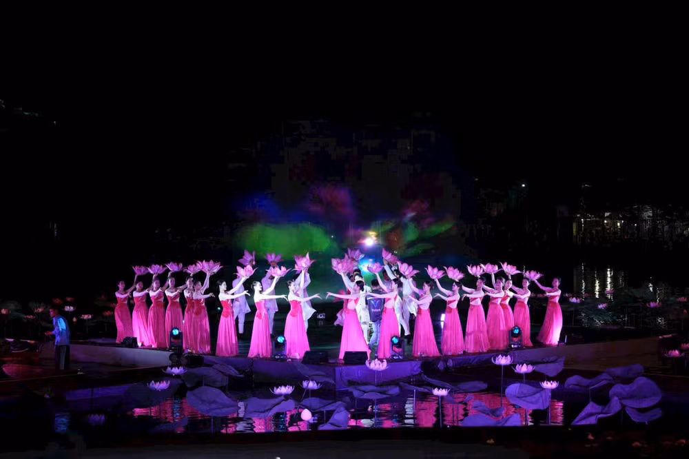 Trình diễn nghệ thuật tôn vinh nét đẹp của sen.