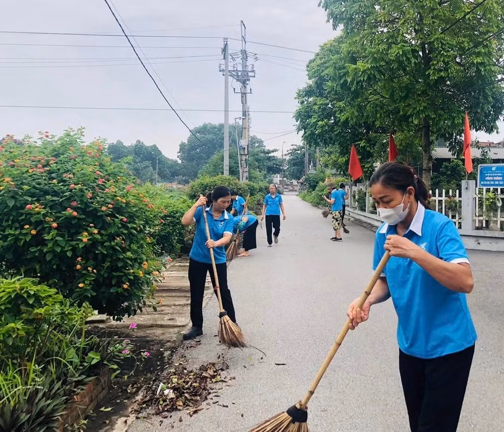 Chị em phụ nữ huyện Gia Lâm ra quân giữ gìn vệ sinh môi trường.