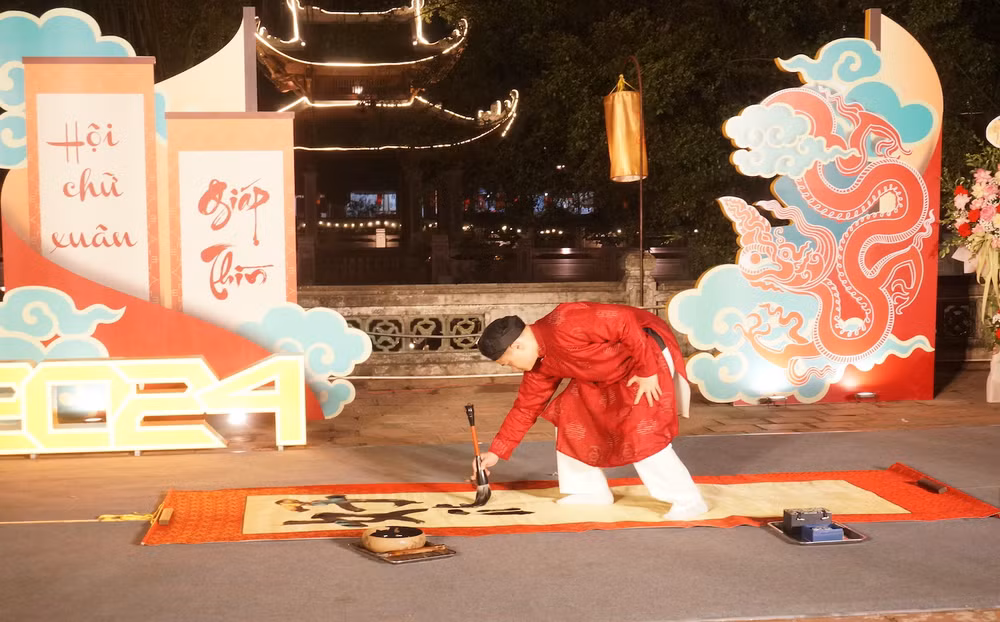 Trình diễn viết thư pháp với hai chữ "Hiếu học".