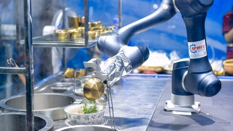 Cánh tay robot phục vụ món phở.