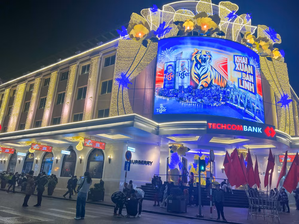 Người dân đổ về khu vực bờ hồ Hoàn Kiếm đón giao thừa. (Ảnh: Duy Linh)