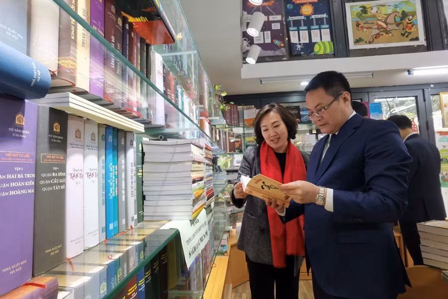 Các đại biểu tham quan phố sách.