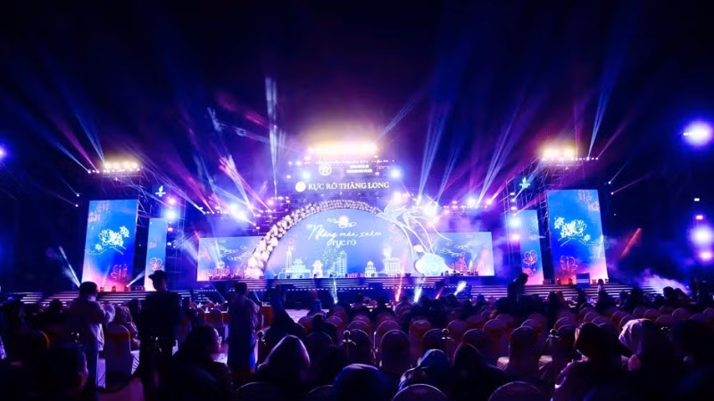 Các không gian công cộng của Hà Nội sôi động với những màn diễn nghệ thuật.