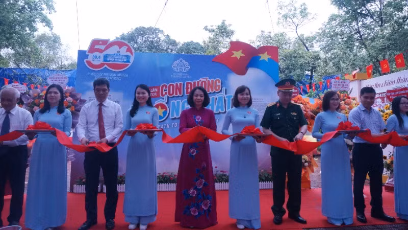 Các đại biểu cắt băng khai mạc triển lãm.