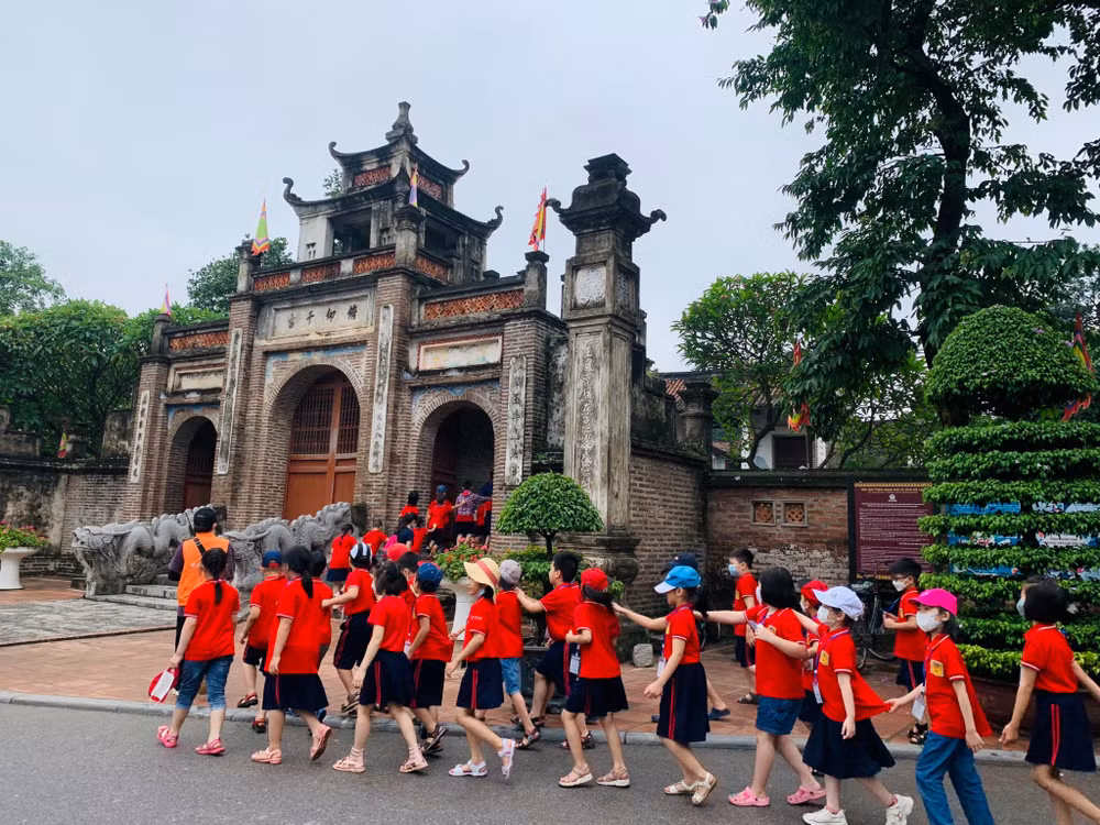 Các em học sinh đến học tập, tìm hiểu về di tích thành Cổ Loa.