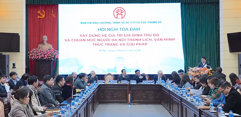 Các đại biểu trao đổi về những giải pháp nhằm xây dựng văn hóa Hà Nội xứng với tầm vóc của Thủ đô.