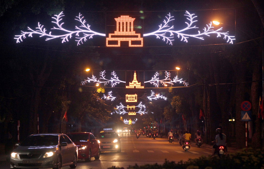 Trang trí ánh sáng thành phố Hà Nội được đánh giá là hài hoà giữa truyền thống và hiện đại.