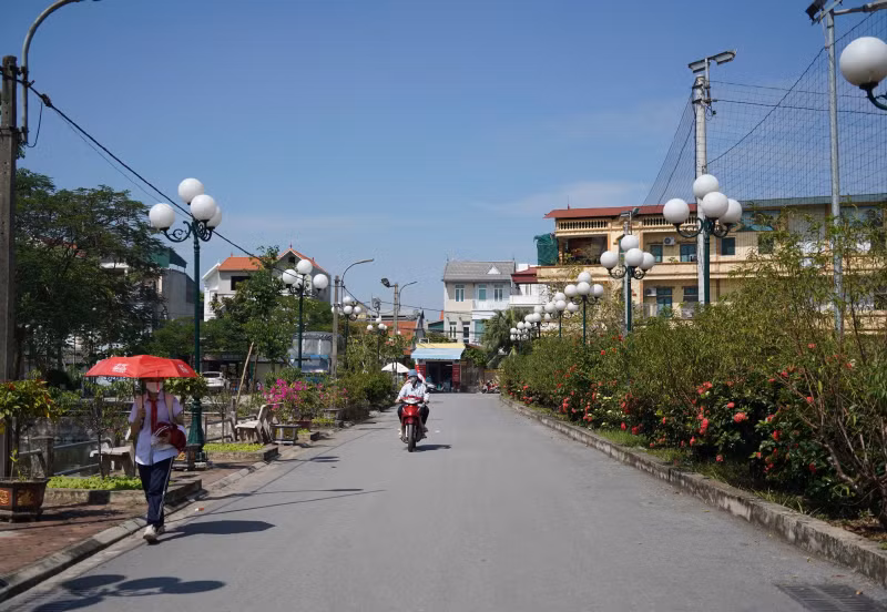 Những tuyến đường hoa làm đẹp cảnh quan xã Dương Xá (huyện Gia Lâm).