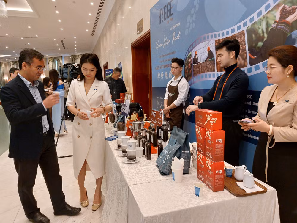 Các đại biểu thưởng thức cà-phê bên lề họp báo.