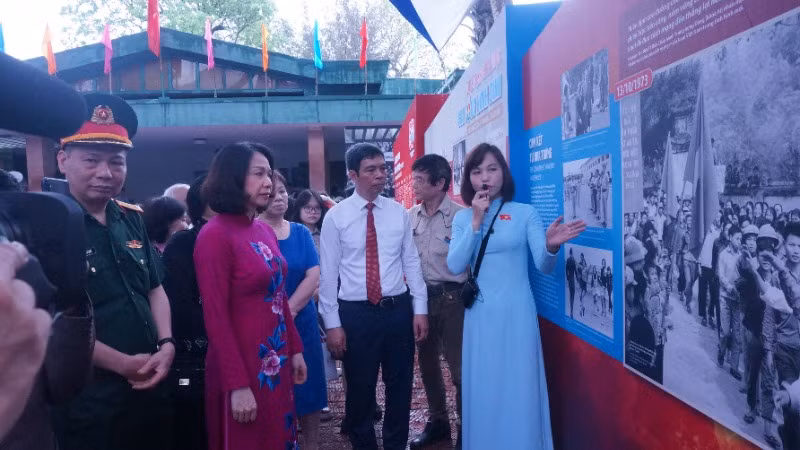 Các đại biểu tham quan triển lãm Con đường thống nhất tại Hoàng thành Thăng Long.