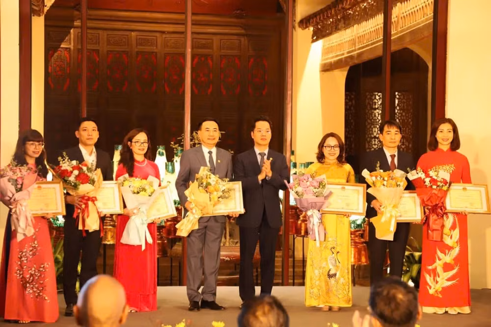 Bí thư Quận ủy Hoàn Kiếm Vũ Đăng Định trao phần thưởng cho những tập thể, cá nhân có đóng góp cho bảo tồn, phát huy giá trị phố cổ Hà Nội.