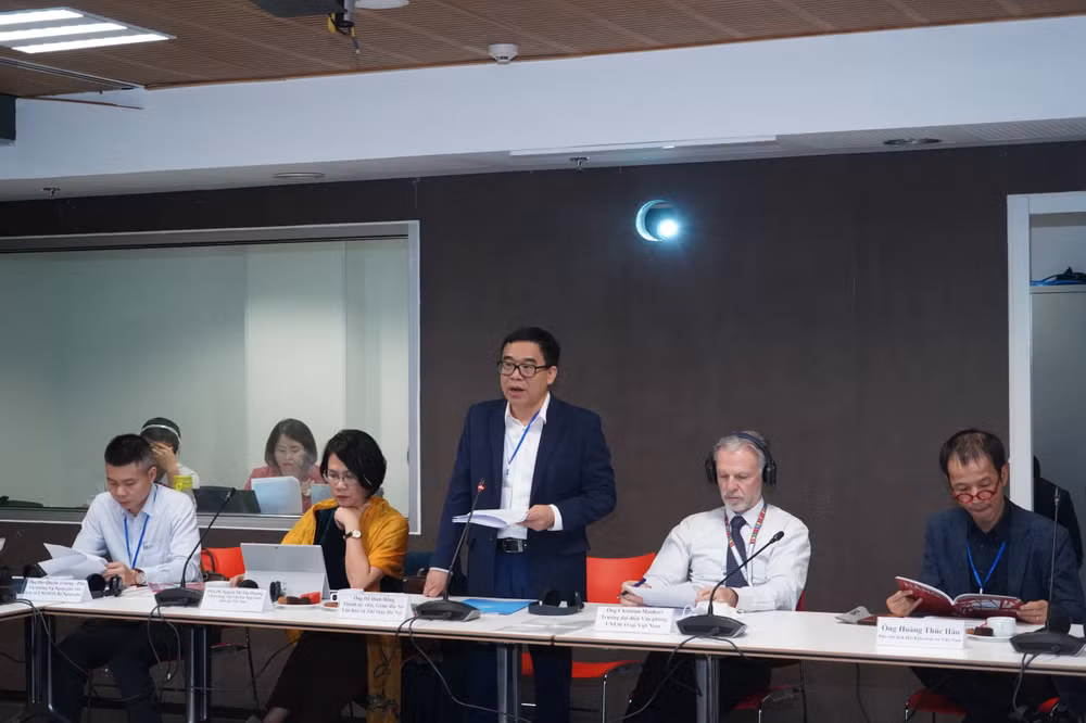 Giám đốc Sở Văn hóa và Thể thao Hà Nội Đỗ Đình Hồng trao đổi với các đại biểu trong nước và quốc tế về xây dựng Thành phố sáng tạo.