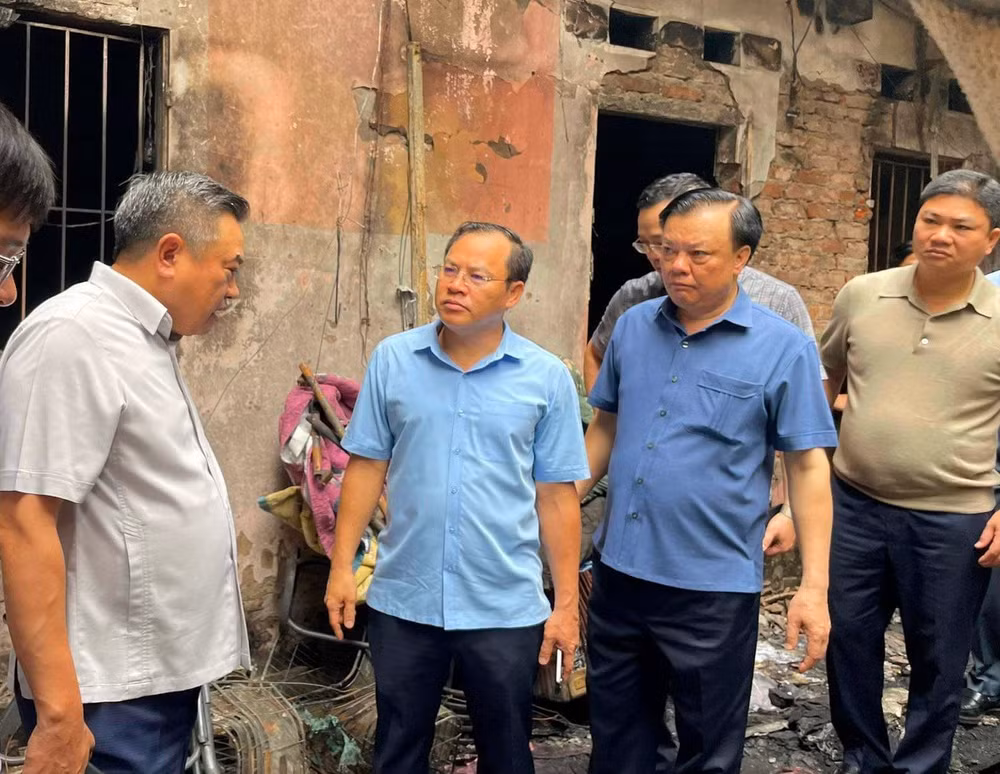 Bí thư Thành ủy Hà Nội Đinh Tiến Dũng và Chủ tịch Ủy ban nhân dân thành phố Hà Nội Trần Sỹ Thanh kiểm tra hiện trường vụ cháy. (Ảnh: Hải Hà)