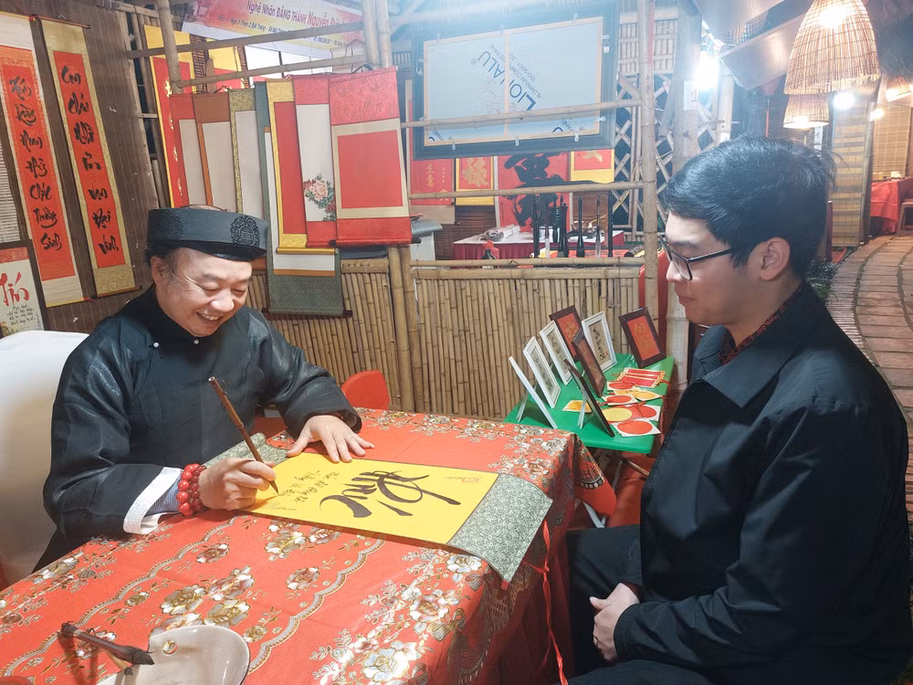 Du khách phấn khởi nhận chữ ngay sau Lễ khai mạc.