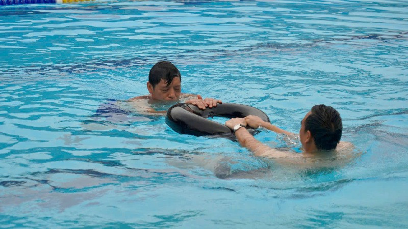 Các chuyên gia hướng dẫn trực quan kỹ năng chống đuối nước tại chương trình. Các chuyên gia hướng dẫn trực quan kỹ năng chống đuối nước tại chương trình.
